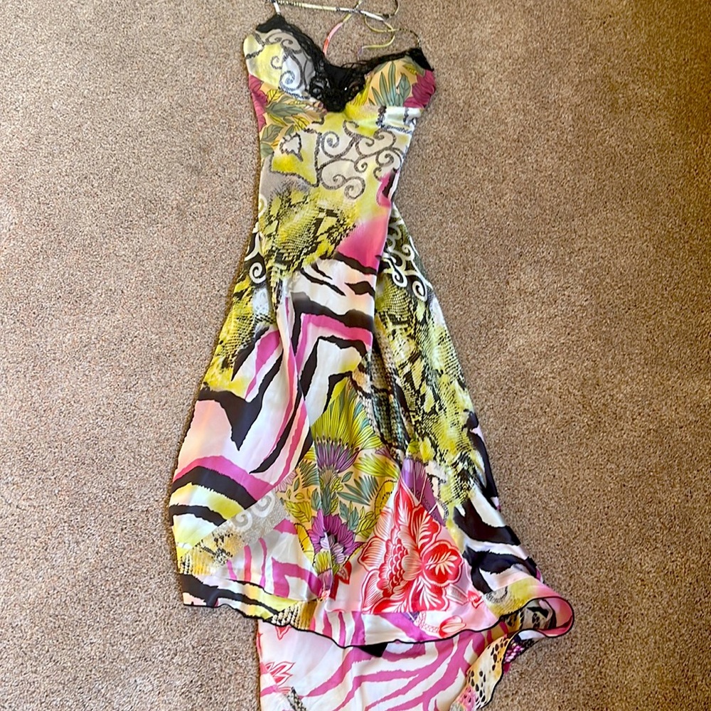 Super cute sexy dress linger in the back. Size 6